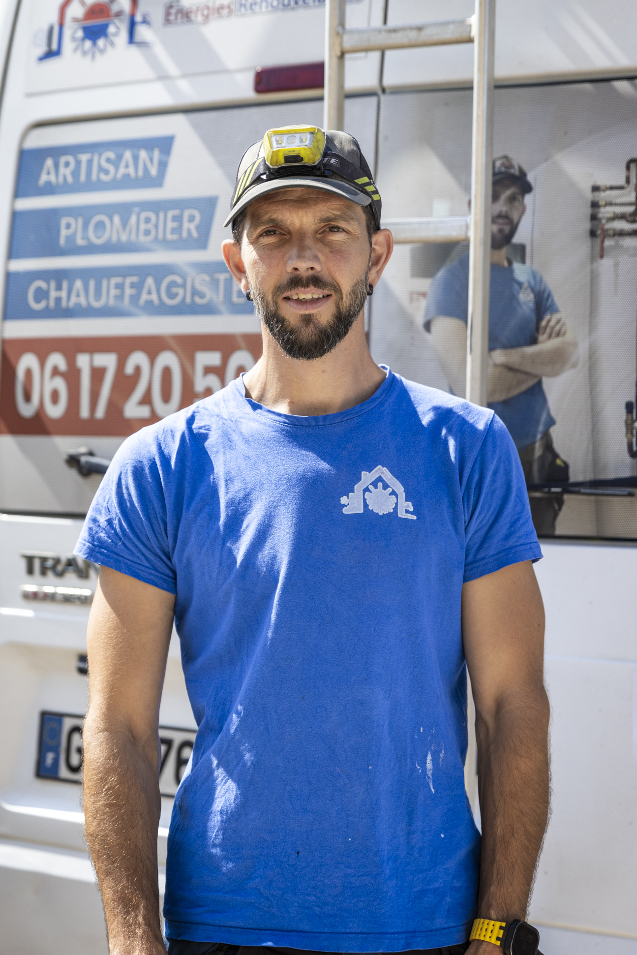 Artisan Baldwin devant son véhicule